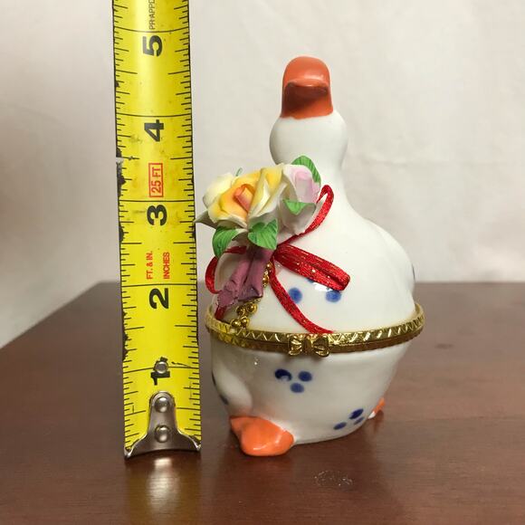 Capo De Mode VTG Ceramic White & Blue Goose Or Duck Trinket Box With Flowers - Picture 9 of 9